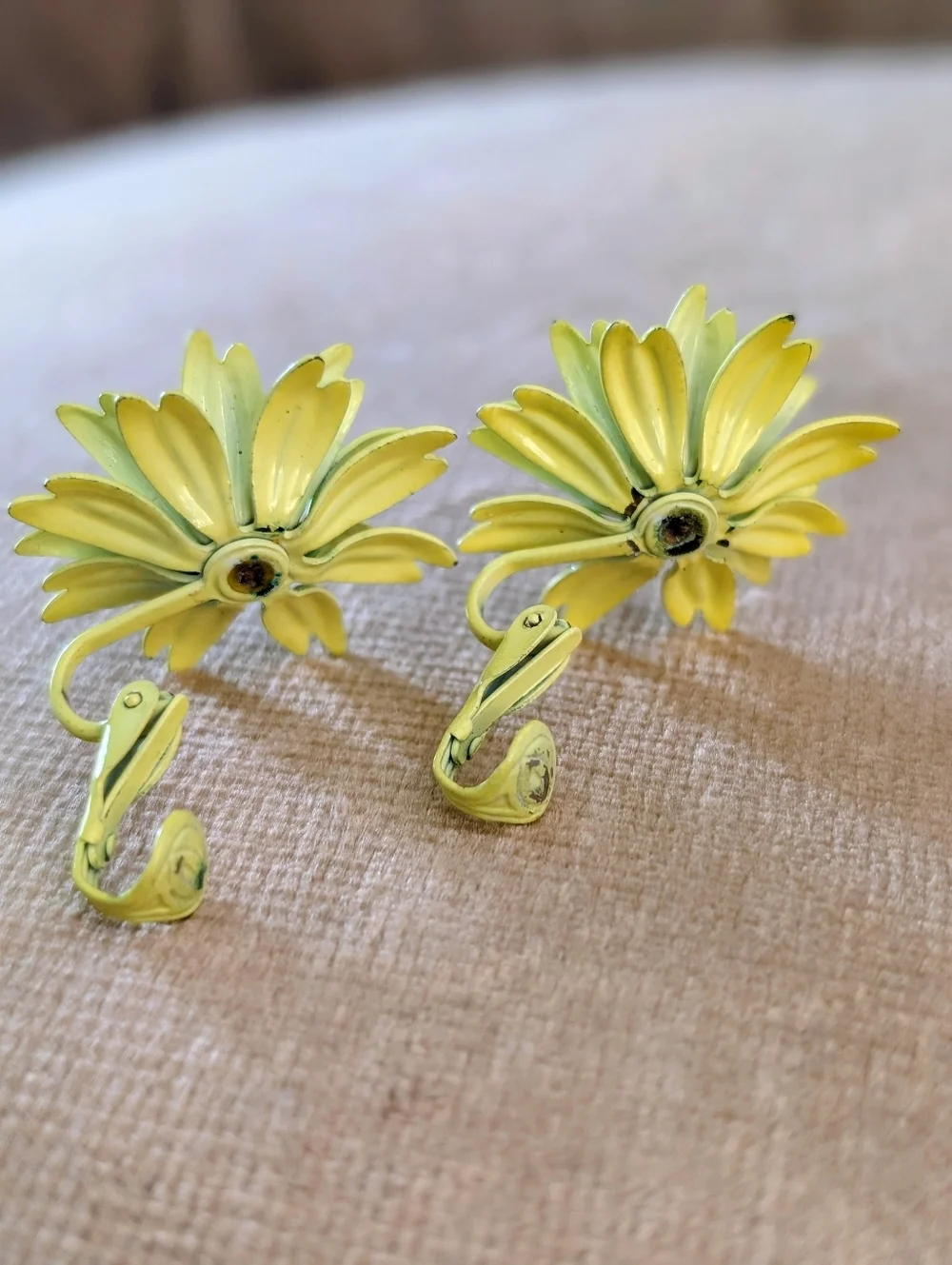 Vintage Retro Original 1960's Flower Enamel    Clip-on Earrings - Picture 2 of 6